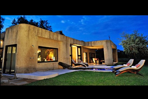 /Media/images/earth lodge exterior the luxury travel bible.jpg